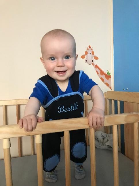 Dětské tepláčky s laclem a záplatami Dětský svět tmavě modré se lvíčkem vel.98