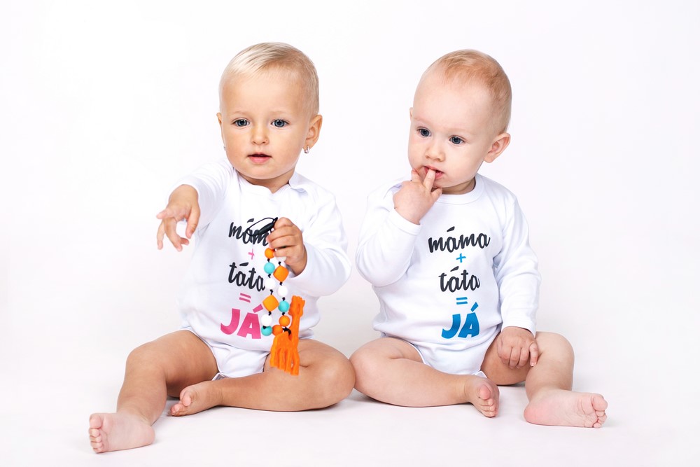 Dětské body s potiskem Gama máma+táta=Já, bílé s tyrkysovým nápisem vel.50