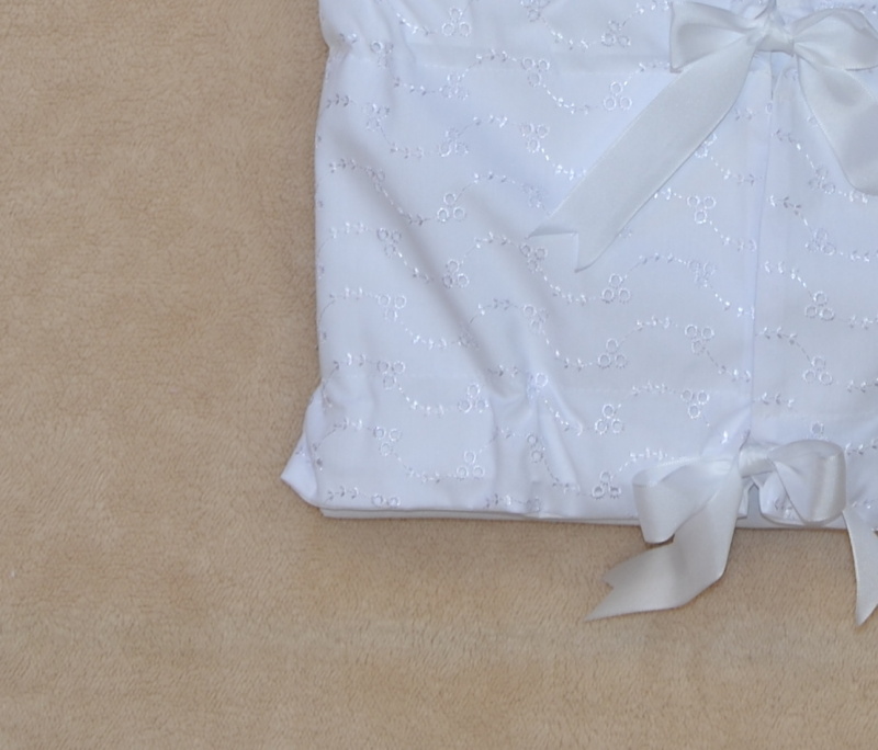 Krajková zavinovačka na křtiny, Dětský svět, obdélníková s madeirou, krajkou a kytičkou Ateca