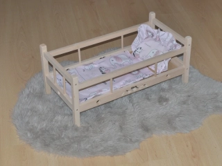 Dřevěná postýlka pro panenky Malimas vyřezávaná srdíčko